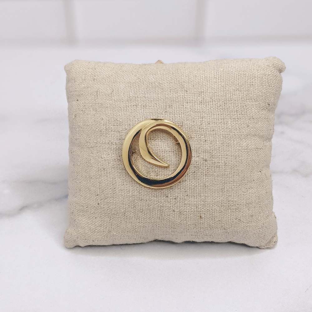 Retro monet gold swirl brooch
